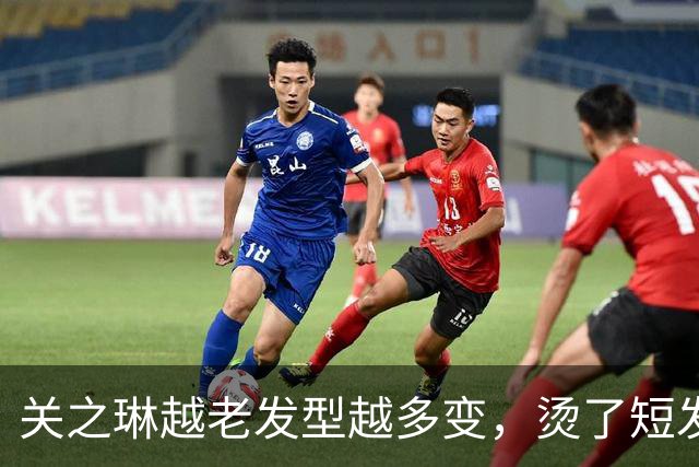 关之琳越老发型越多变，烫了短发穿深V领连衣裙，64岁气质更出众